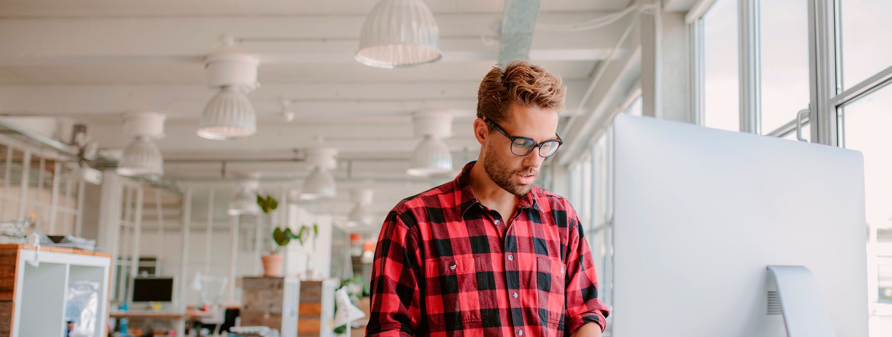 Chico mira su ordenador para comprobar la copia de seguridad de su correo