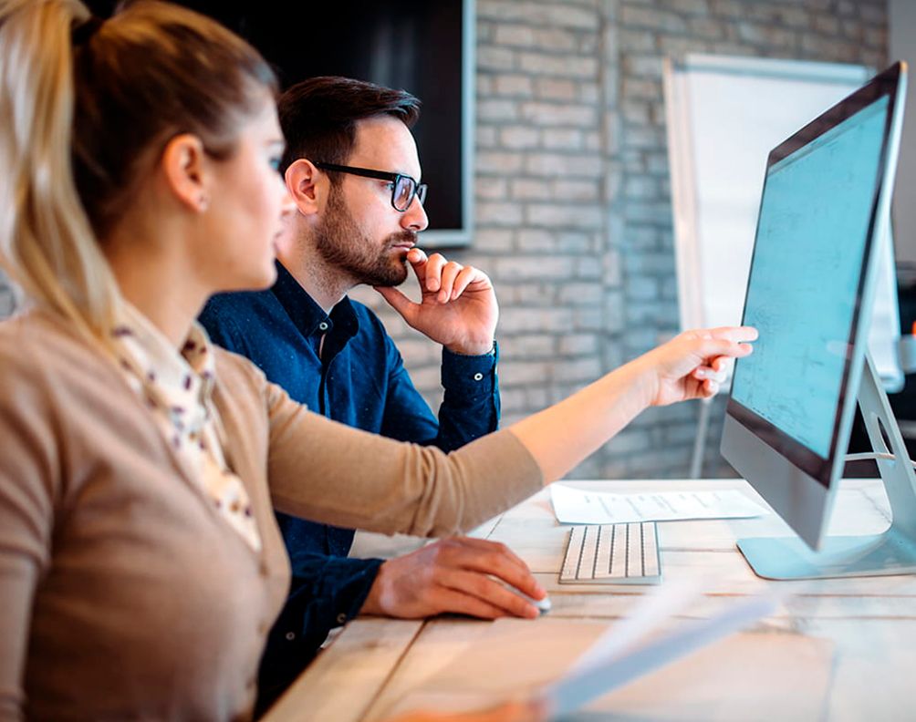 Una experta le explica a su compañero por qué es importante tener copias de seguridad de tu PCWindows y Linux