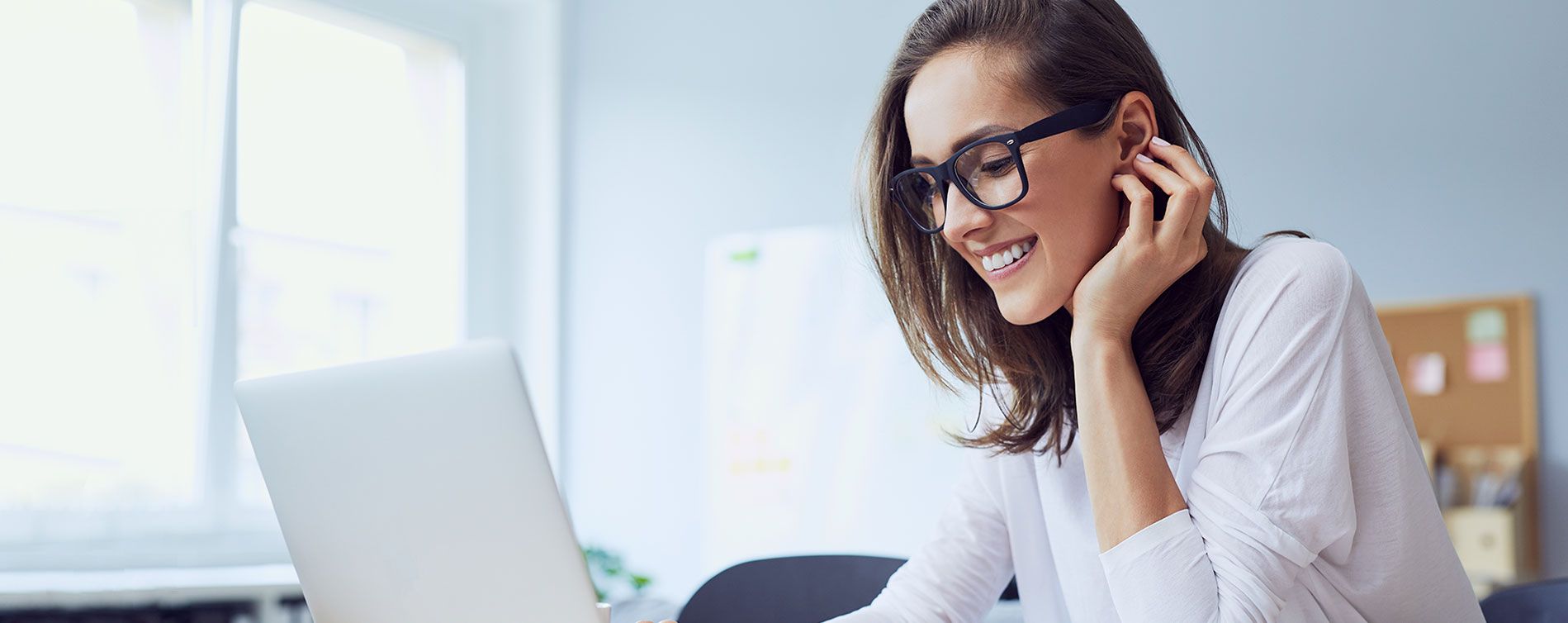 Chica gestiona en un ordenador sus Servidores Plesk