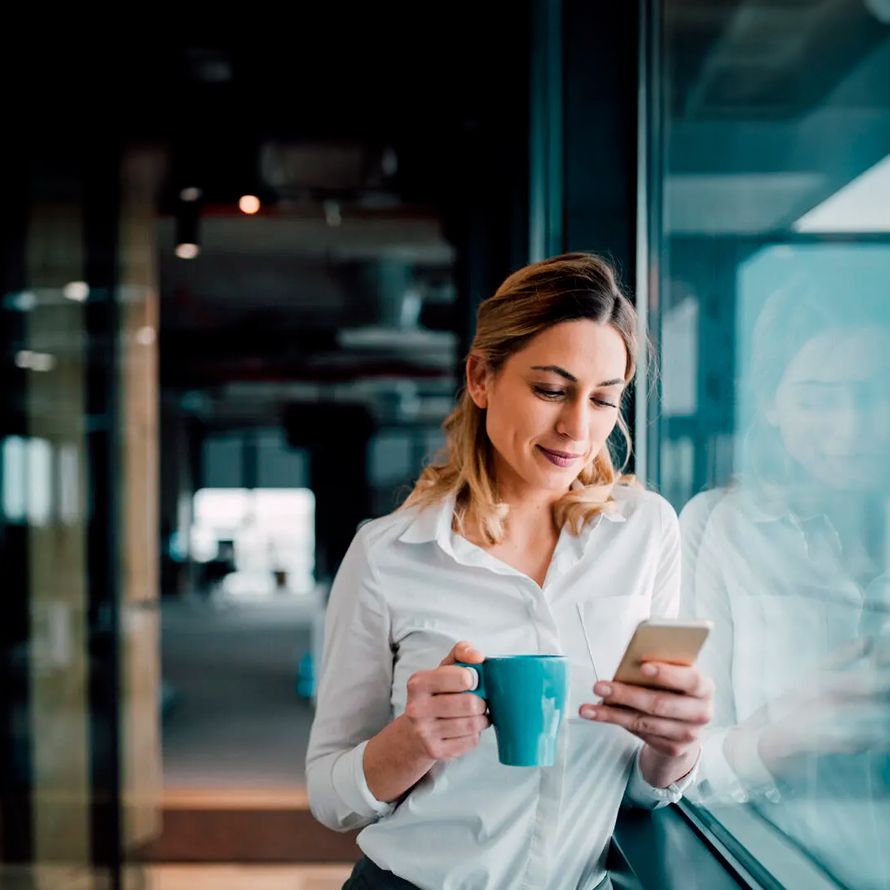 Chica despliega en su móvil sus proyectos con nuestros Servidores Dedicados