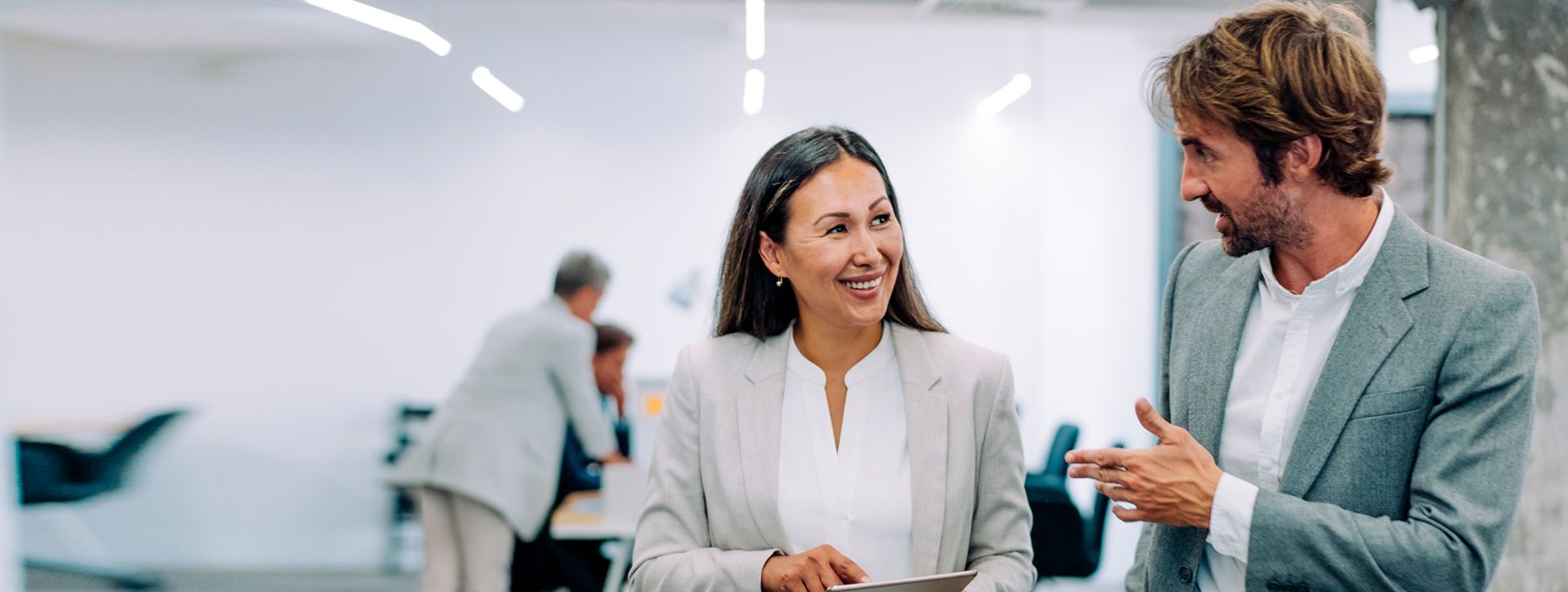 Compañeros de trabajo deciden crear su negocio de reventa de dominios y hosting con WHMCS en un servidor con Plesk