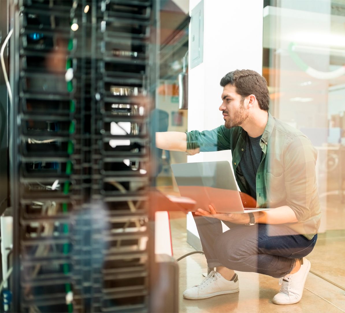 Técnico IT despliega su proyecto de reventa de dominios y hosting en un servidor con Plesk y WHMCS