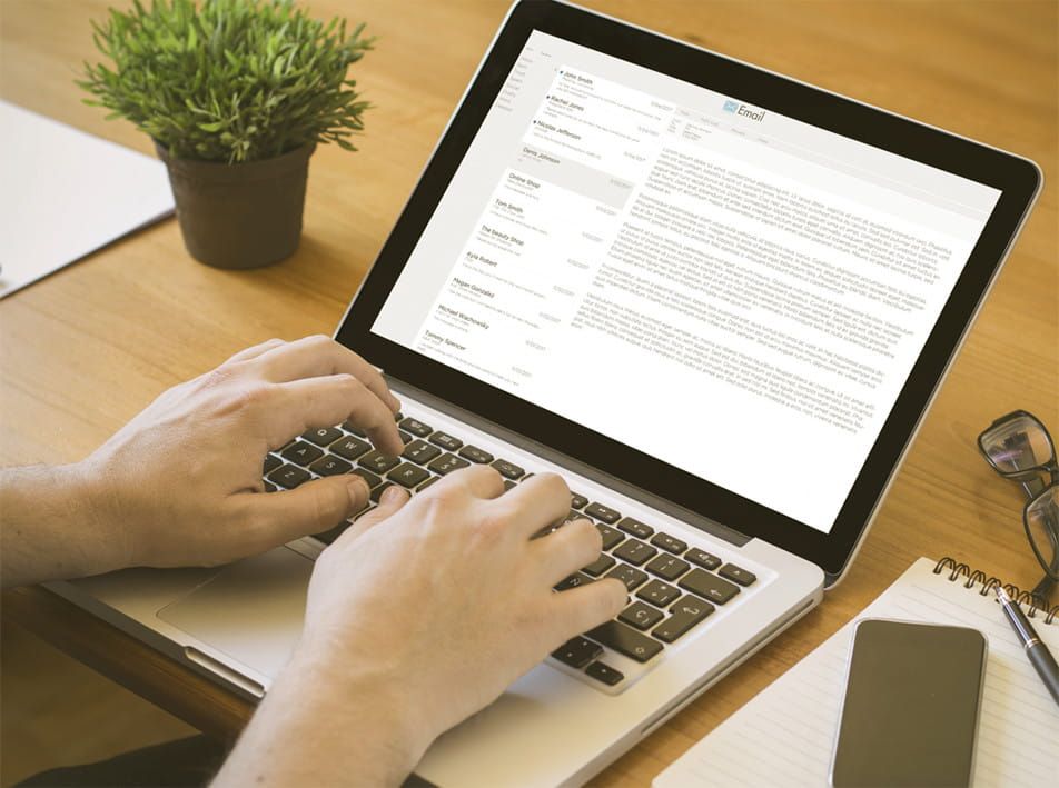 Portátil en el que una persona está creando su correo profesional con dominio personalizado