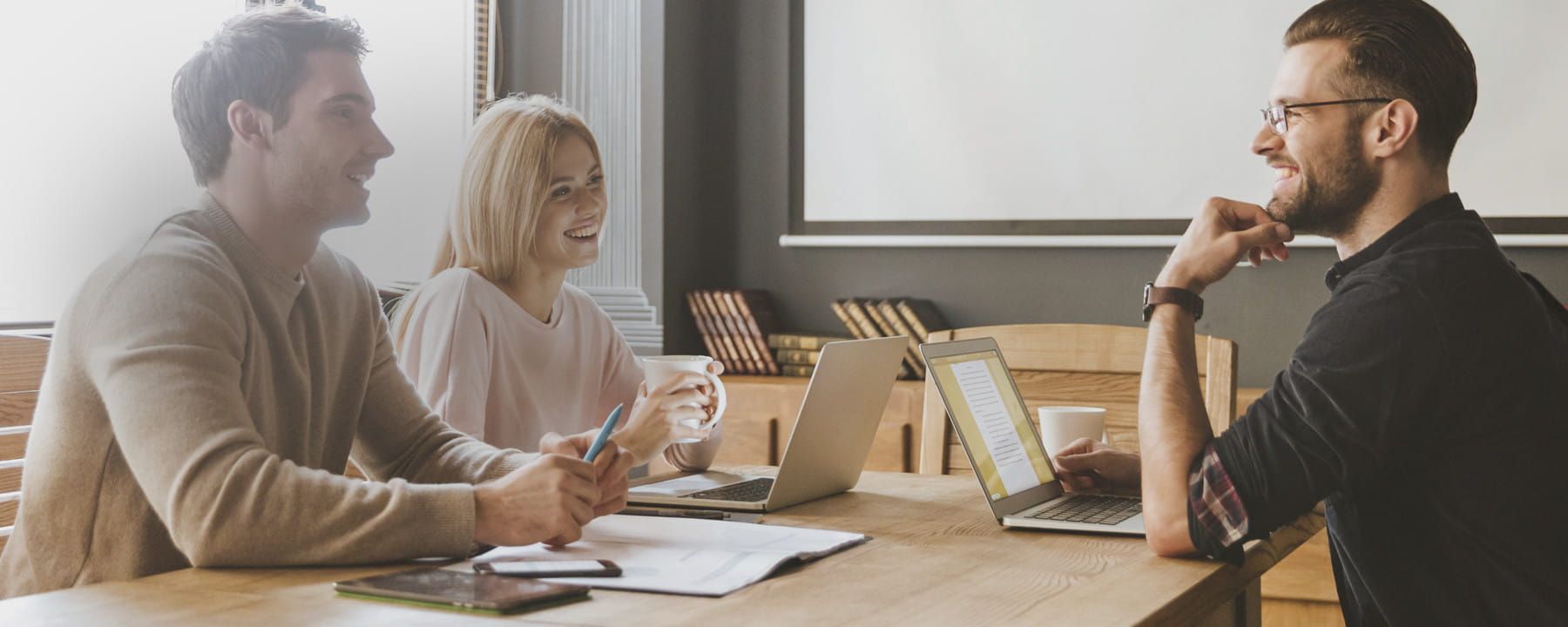 Reunión de compañeros de trabajo decidiento los nombres de sus correos electrónicos profesionales