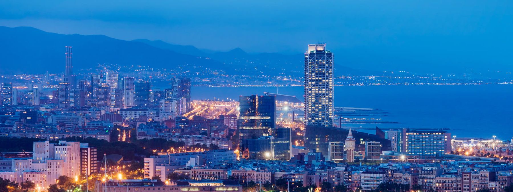 Arquitectura y paisaje urbano de Barcelona, destacando la relevancia de los dominios .barcelona