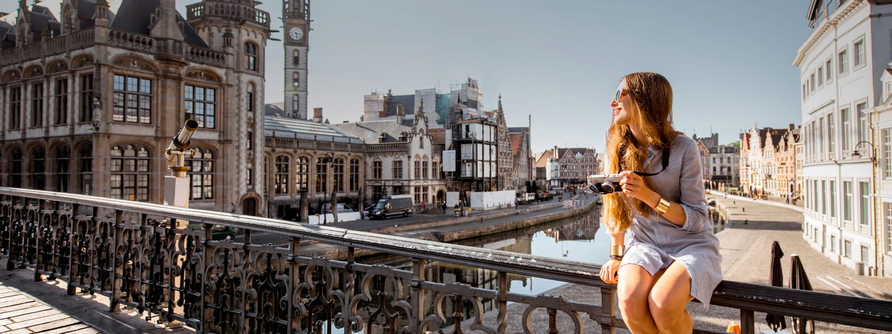 Chica observando la ciudad de Bélgica, destacando la importancia de los dominios .be para conectar con el público belga