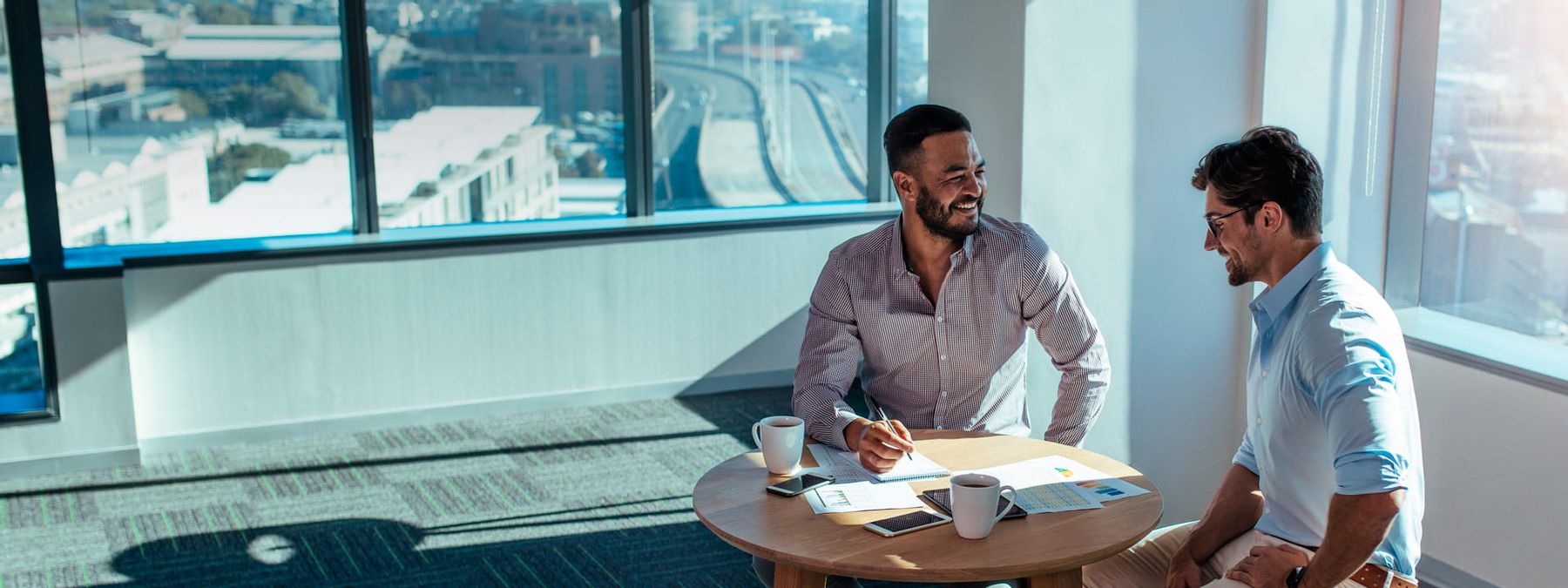 Compañeros de trabajo que comparten la importancia de dominios .biz para los negocios online