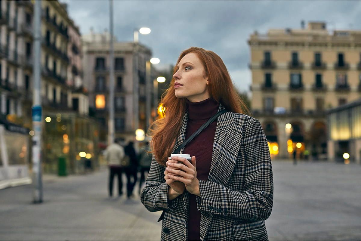 Chica en una ciudad de Cataluña, destacando la importancia de los dominios .cat para conectar con la cultura catalana