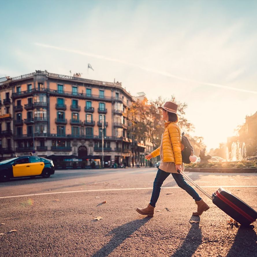 Chica en una ciudad de Cataluña, destacando la importancia de los dominios .cat para conectar con la cultura catalana