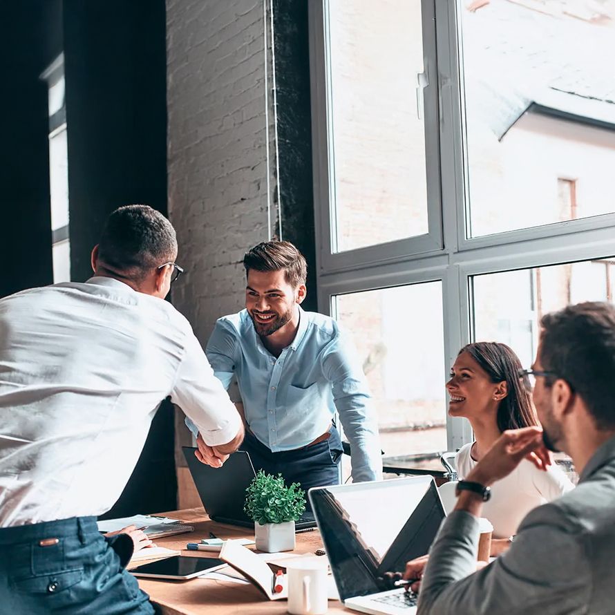 Equipo reunido, simbolizando colaboración y organización con dominios .center