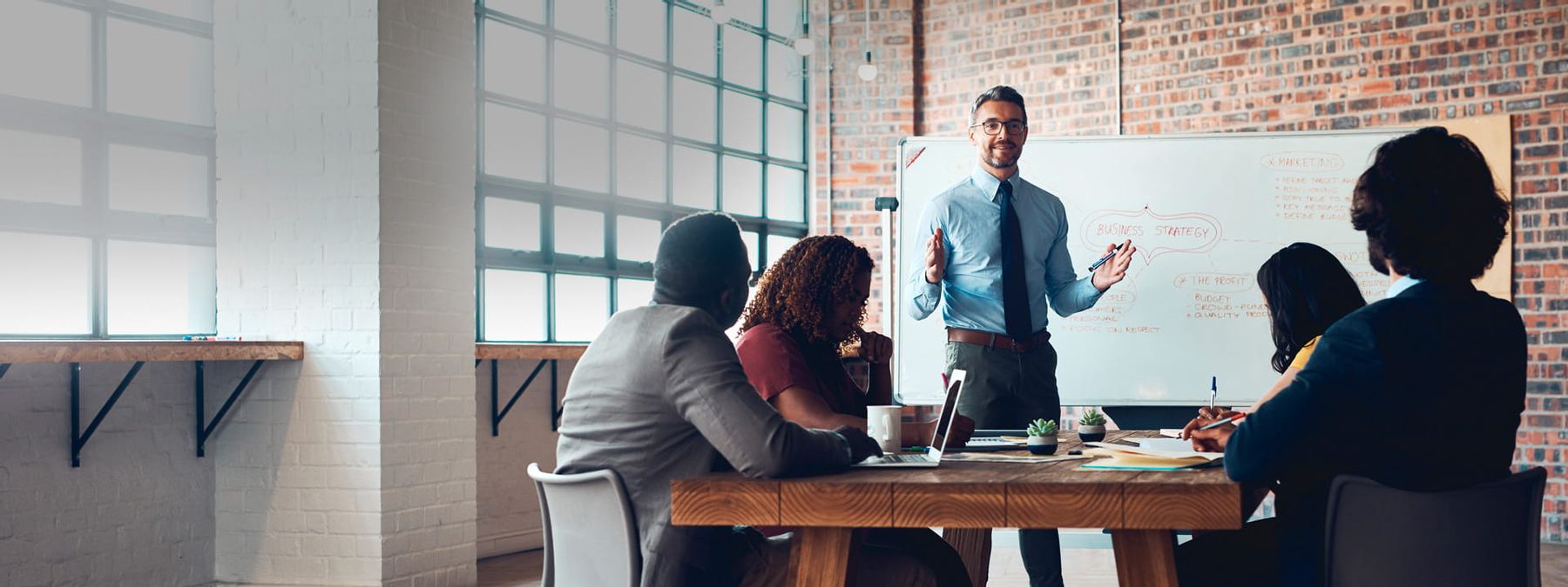 Reunión de trabajo, simbolizando colaboración y organización con dominios .center