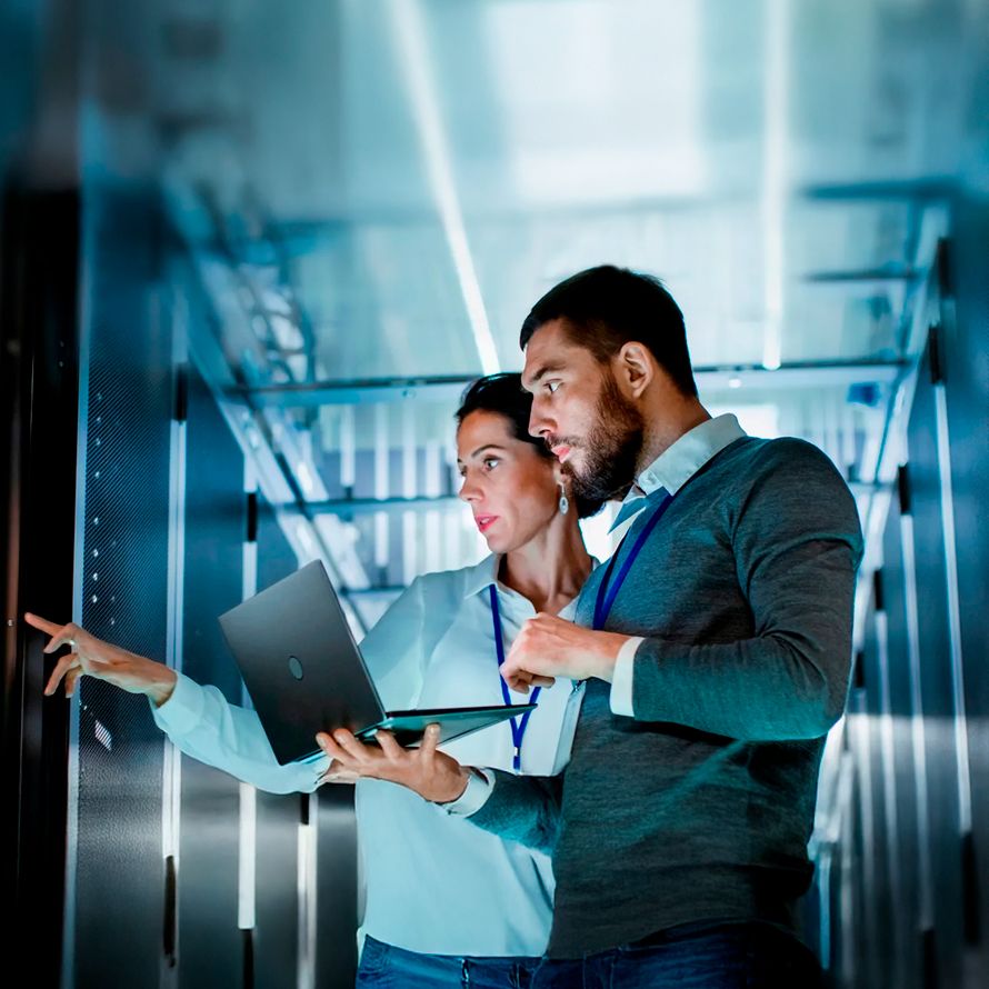 Chico frente a un ordenador, explorando soluciones digitales con dominios .cloud