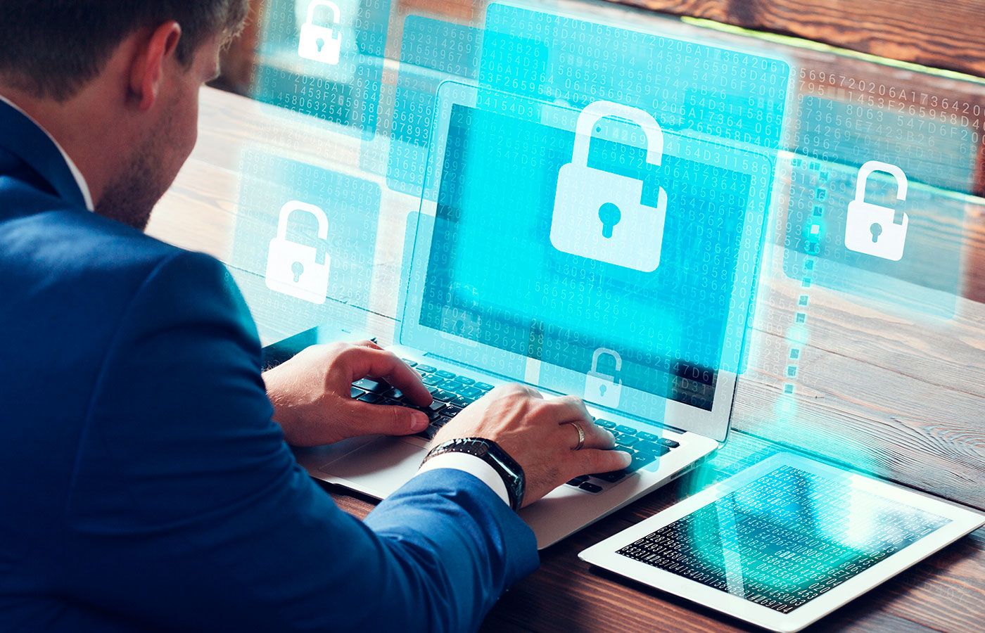 Chico consulta su ordenador para informarse sobre la protección frente a ciberocupación de dominios