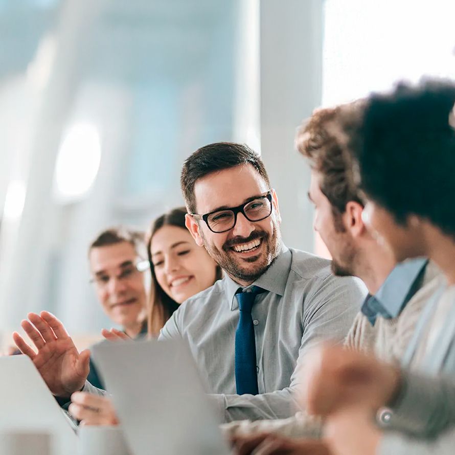 Compañeros contentos porque han conseguido registrar sus dominios: premium, ya registrados y recuperación de dominios