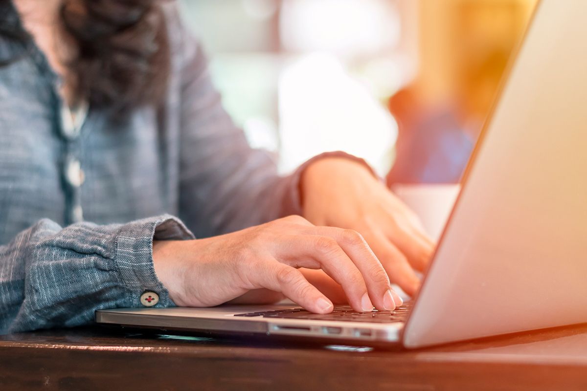 Chico tecleando en un ordenador, representando desarrollo web con dominios .dev