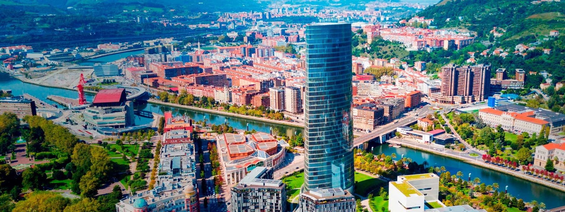 Ciudad del País Vasco que representa la importancia de registrar dominios .eus para conectar con la cultura vasca