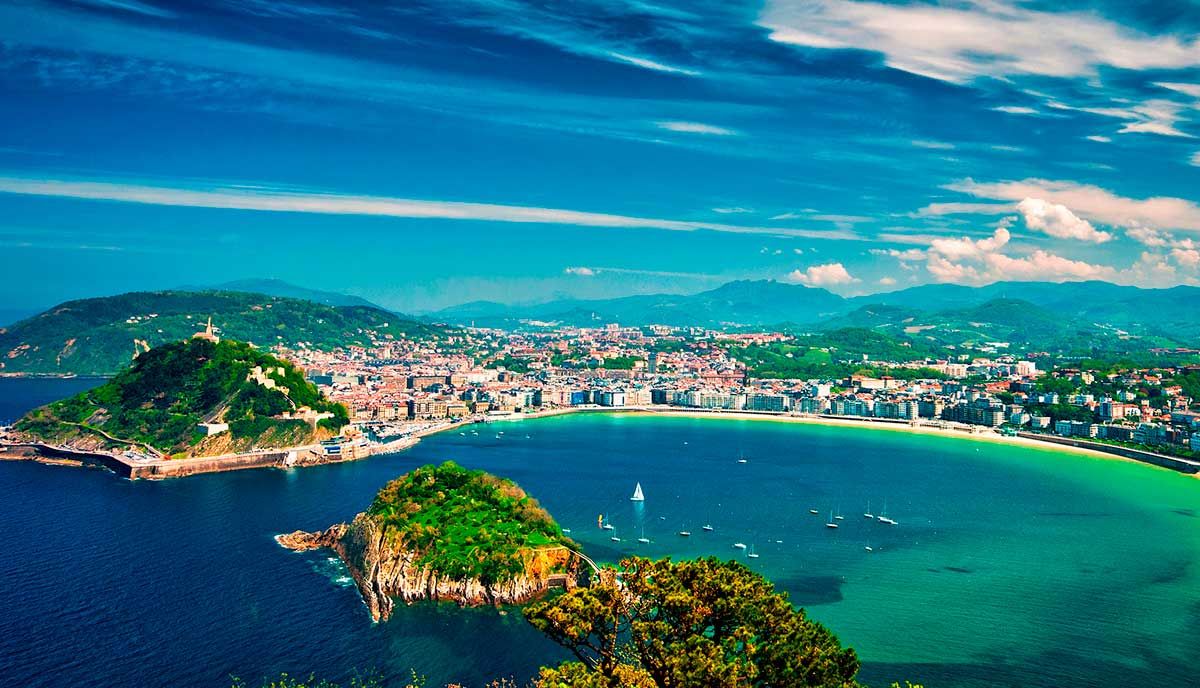 Paisaje de una ciudad del País Vasco que representa la importancia de registrar dominios .eus a nivel local