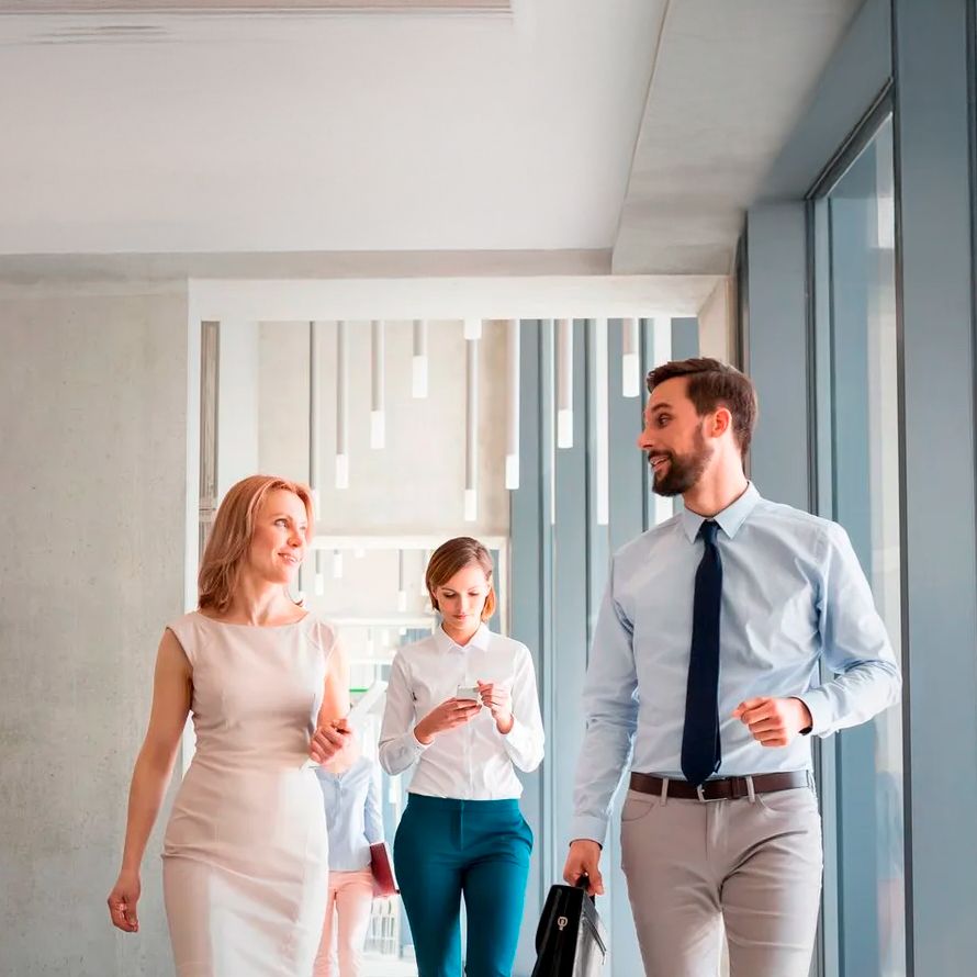 Compañeros de trabajo hablando por los pasillos sobre qué dominio .info registrar para su proyecto