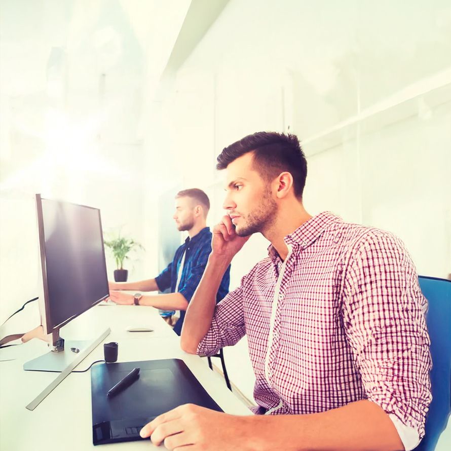 Desarrolladores consultando el dominio .io que quieren registrar para su proyecto