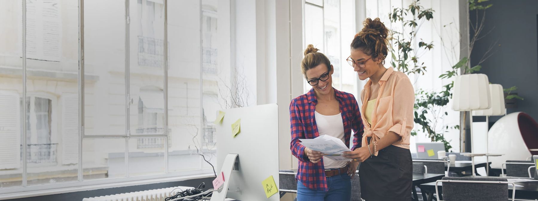 Compañeras consultando la lista de dominio .io que les encajan para su proyecto