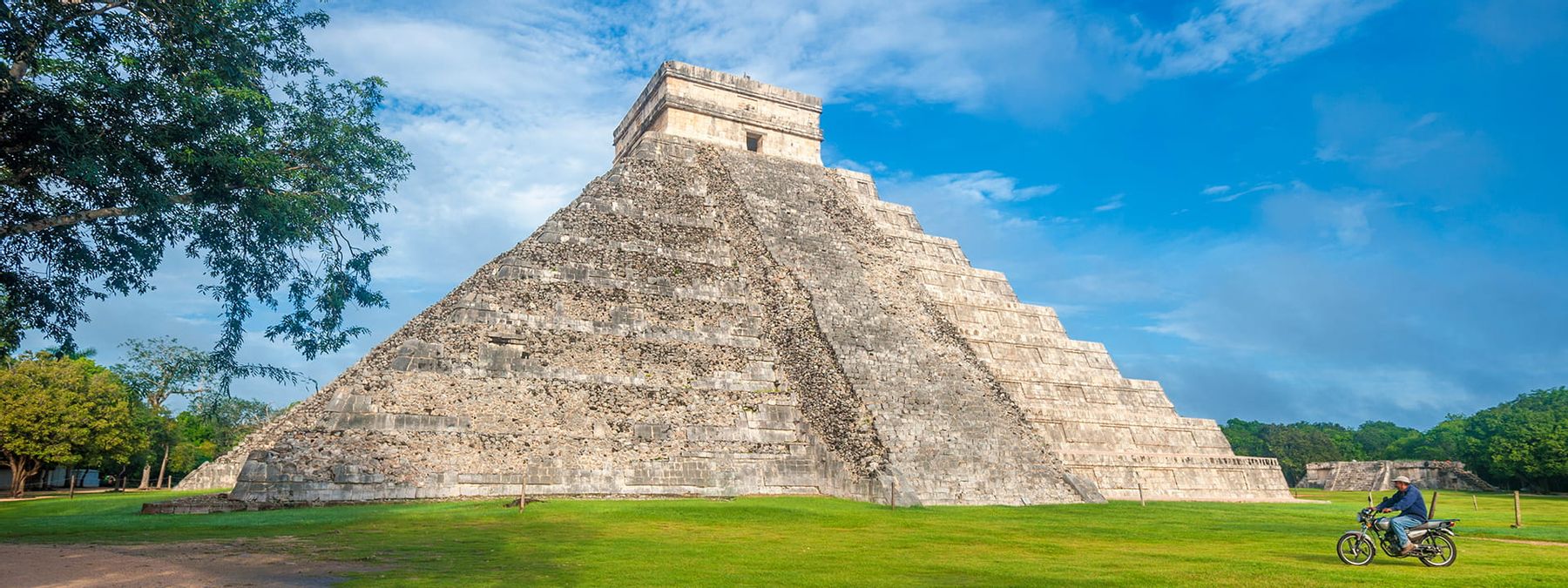 Pirámide emblemática de México, simbolizando la cultura y presencia digital con dominios .mx