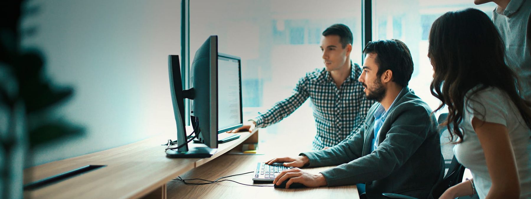 Un grupo de compañeros de trabajo dediciendo qué dominio .net registrar para su proyecto