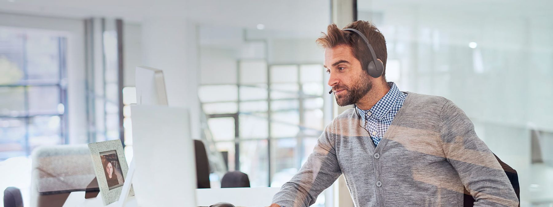 Chico consultando en su ordenador qué dominios .online están libres