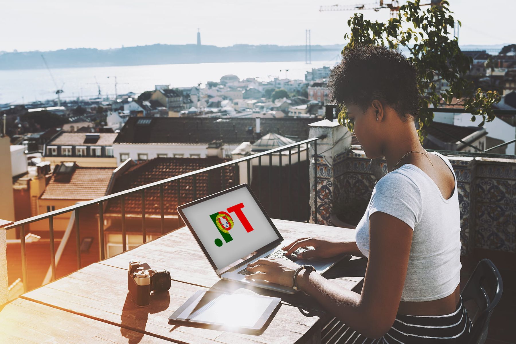 Chica con su ordendador registrando dominios .pt
