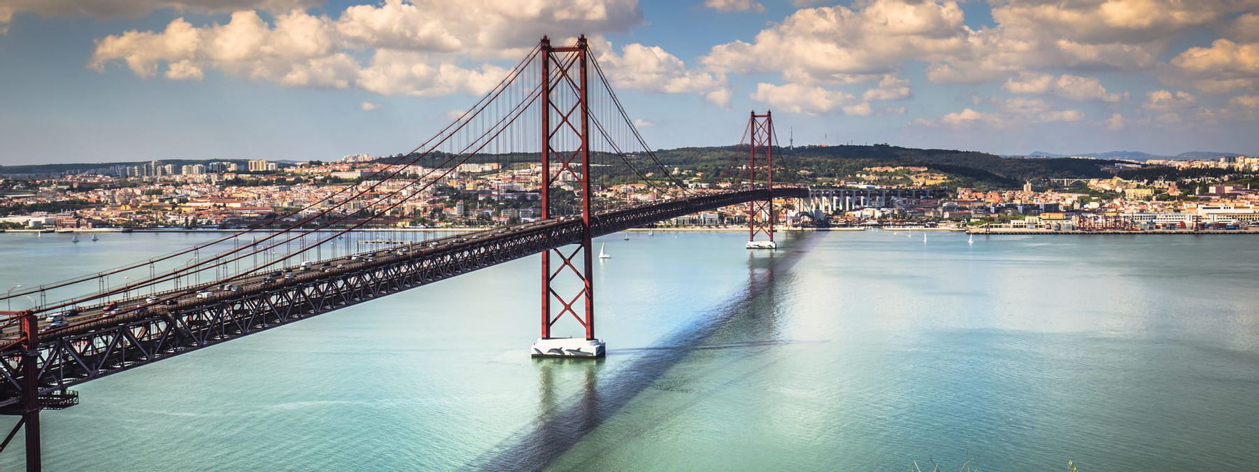 Puente de Portugal que representa la importancia de registrar dominios .pt para conectar con la cultura portuguesa