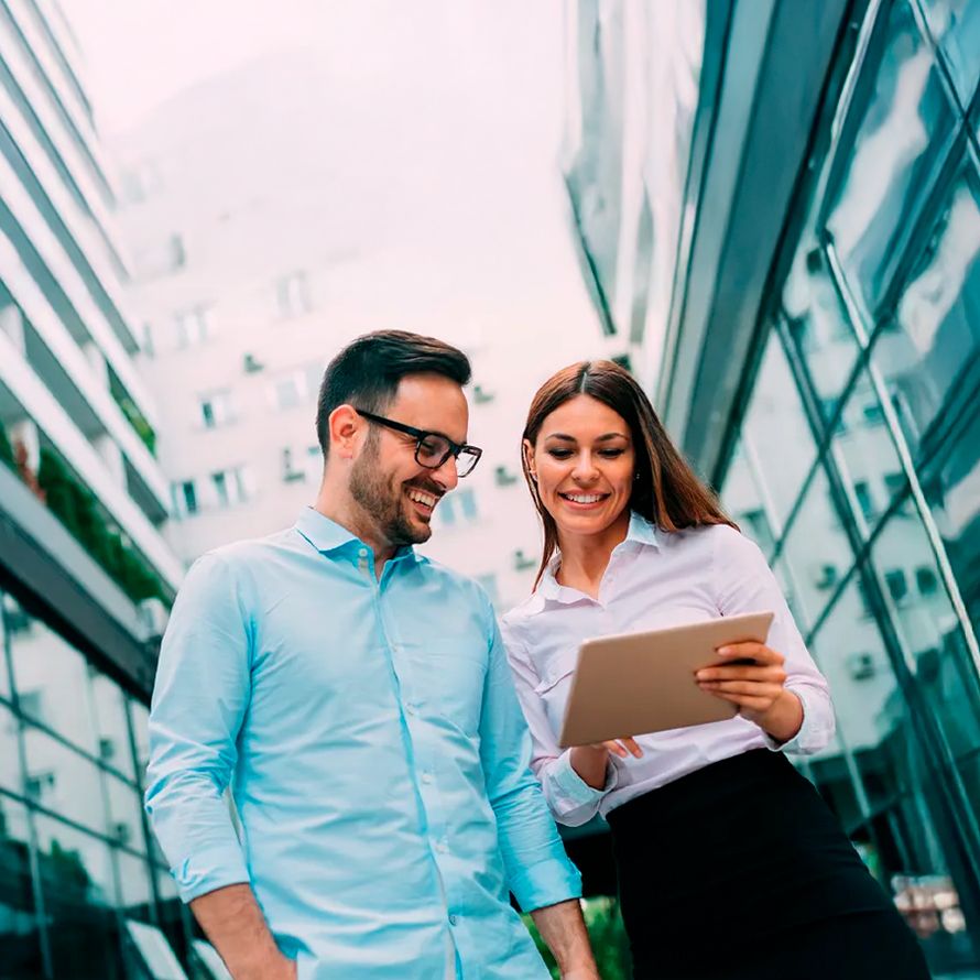 Compañeros de trabajando compartiendo sus datos de revendedores de dominios en una tablet