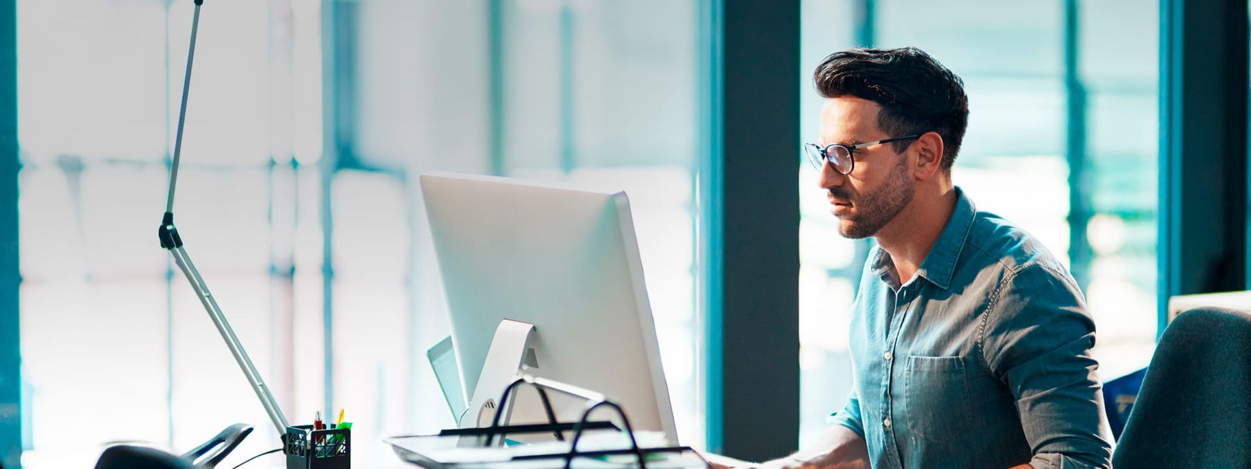 Chico consulta en su ordenador si el dominio .site está libre para su proyecto