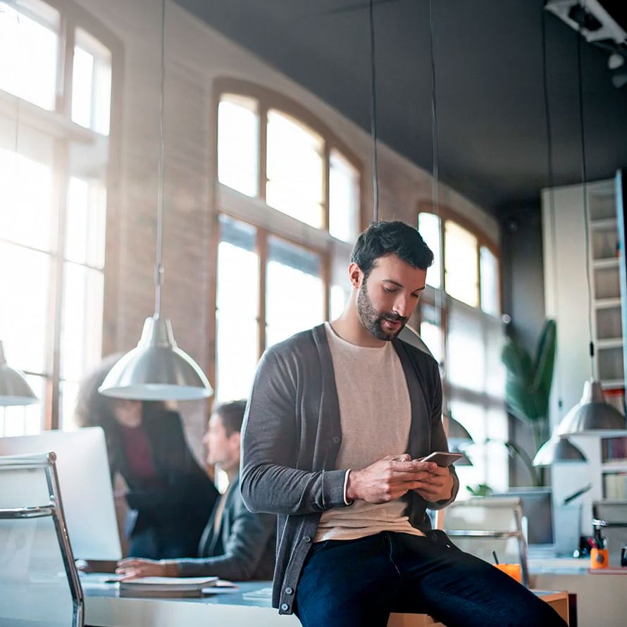 Chico consultando en su móvil qué dominios .tech están libres