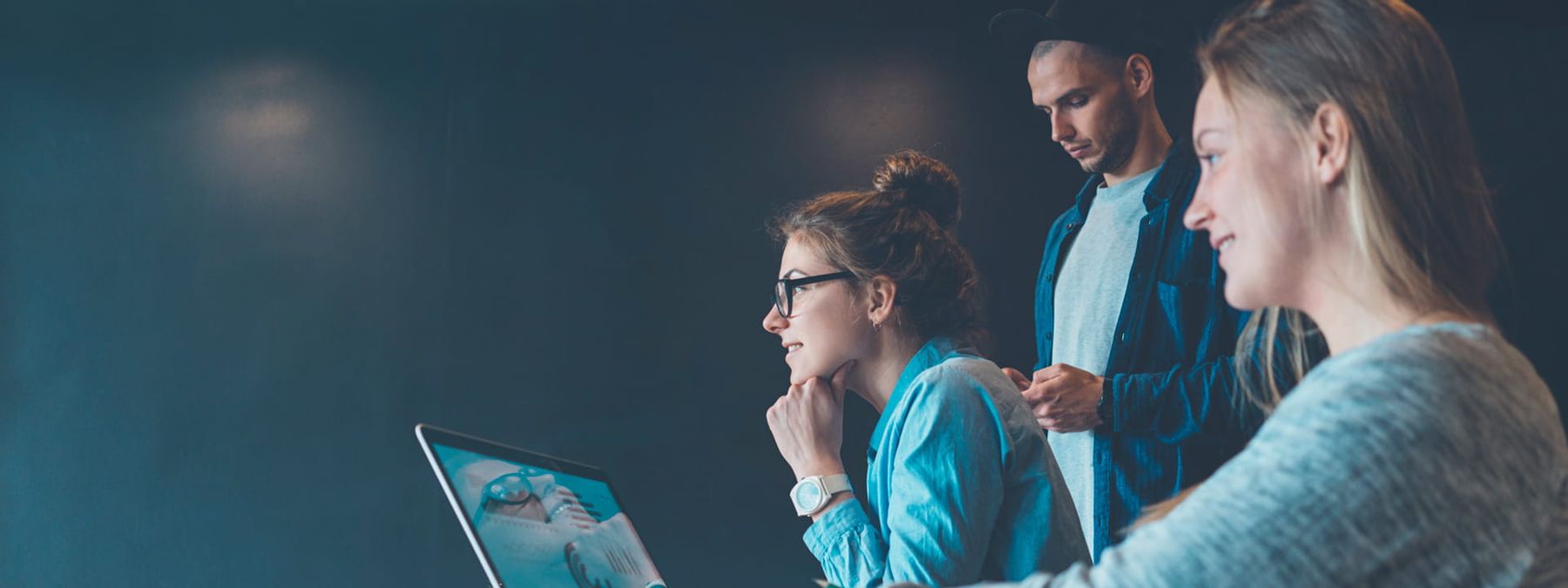 Compañeros de trabajo consultando en un ordenador qué dominios .tech están libres