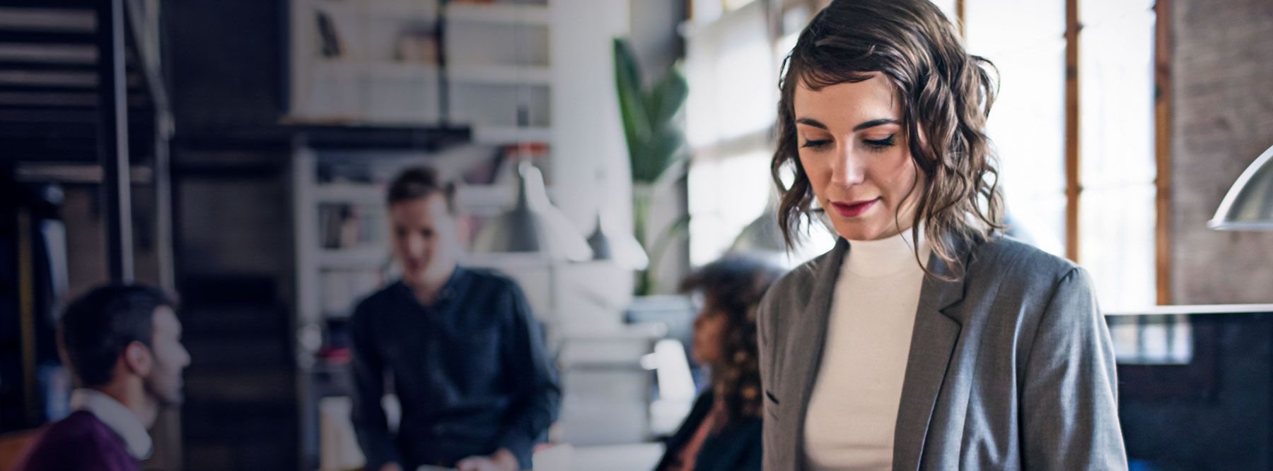 Chica comprobando los recursos de nuestros planes de Hosting Avanzado