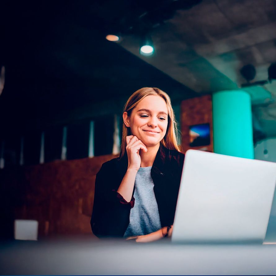 Chica comprobando los recursos de nuestros planes de Hosting Ilimitado