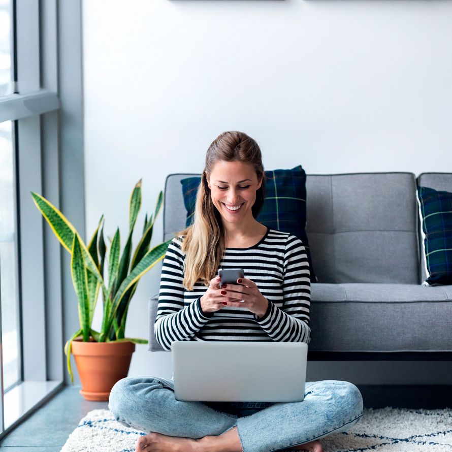 Chica comprobando los recursos de nuestros planes de Hosting Profesional