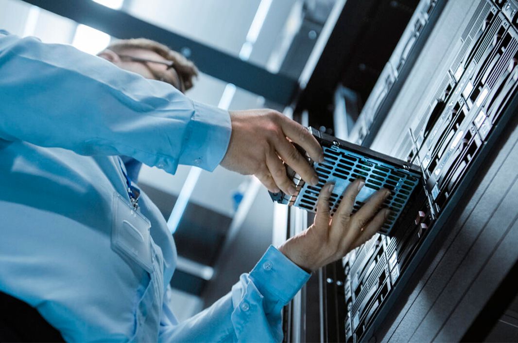 Profesional IT en un centro de datos con Hosting PrestaShop