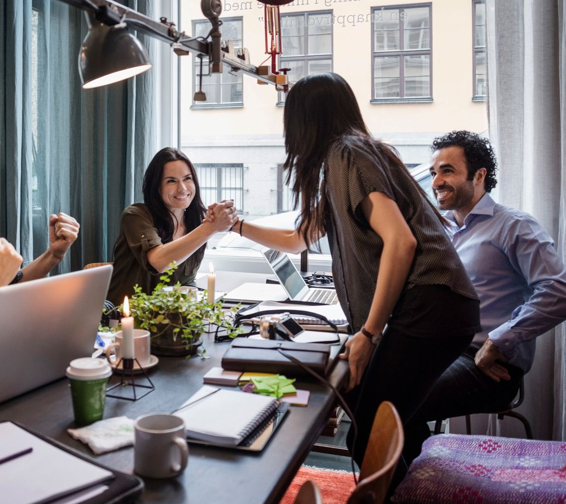 Compañeros de trabajo compartiendo ideas para hacer su web con Hosting para WordPress