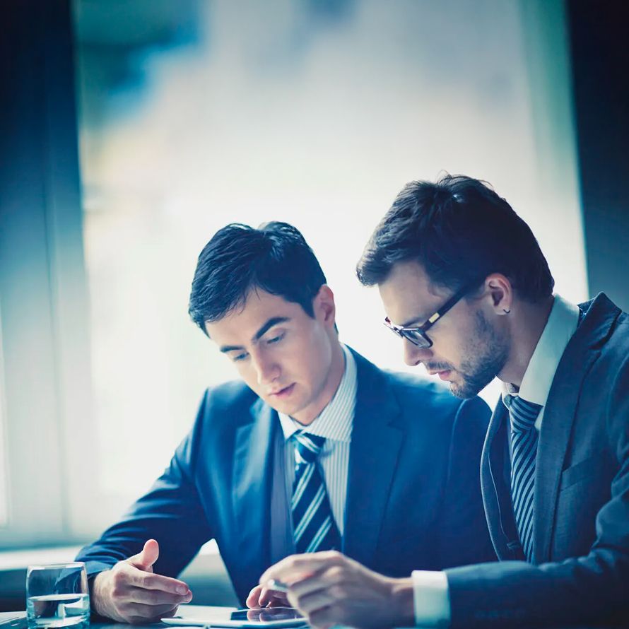 Compañeros de trabajo consultando nuestras condiciones legales