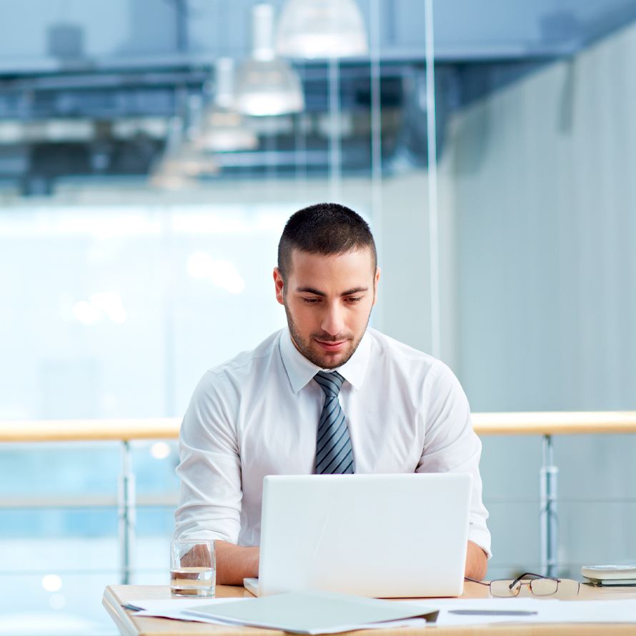 Chico consultando en su portátil en qué directorios sale su negocio con Localiza tu Empresa