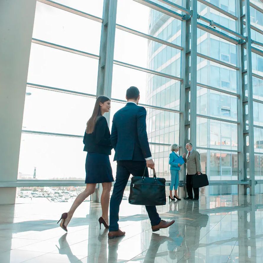 Compañeros hablando de su infraestructura de business intelligence