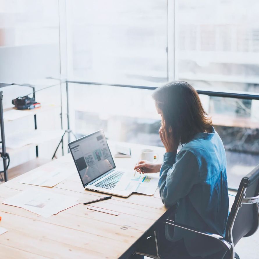 Profesional IT atiende por teléfono los requierimientos de un cliente para su proyecto