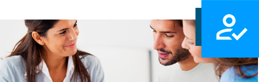 Charla entre varios compañeros sobre IT Compliance para cumplir la normativa de seguridad IT de su negocio