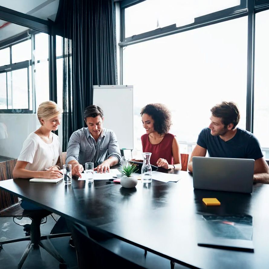 Reunión de compañeros en lo que uno muestra al resto los beneficios del Desktop Virtual