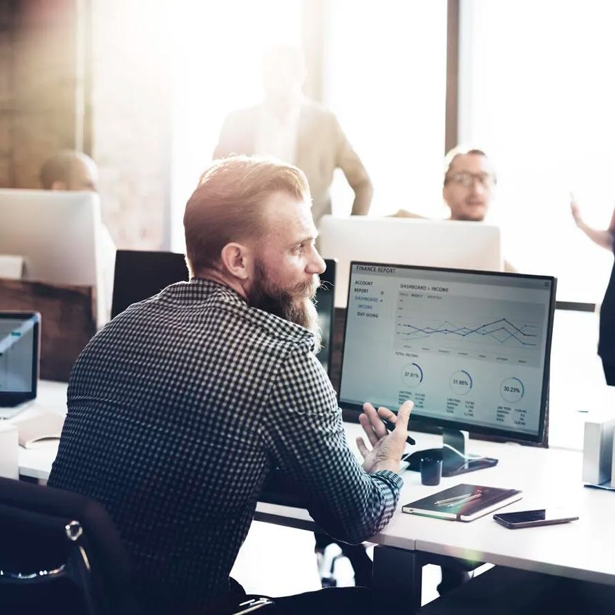 Chico consultando un gráfico en su ordenador sobre la tecnología Devops-Kubernetes en cloud