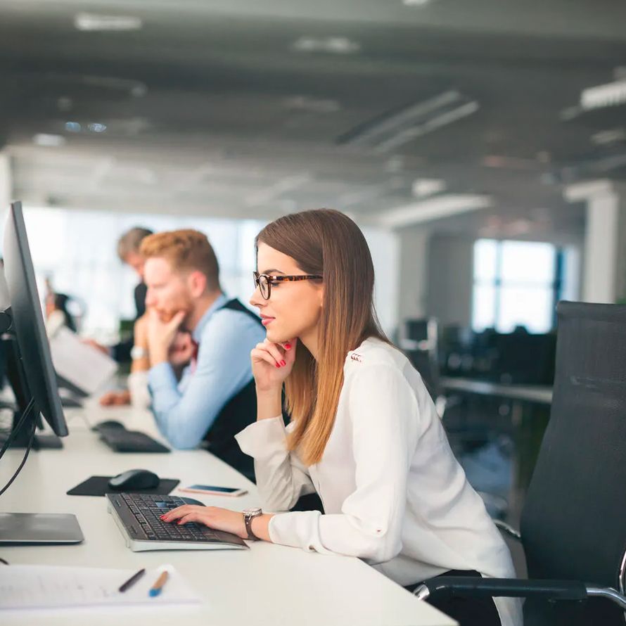 Agente IT trabajando en su ordenador para diseñar la arquitectura más indicada para tu proyecto