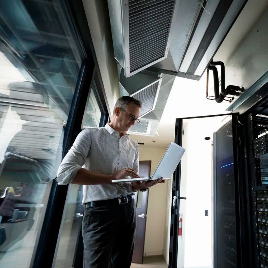 Profesional IT consultando en su ordenador sus planes de recuperación ante desastres o DRP para estar preparado ante cualquier situación