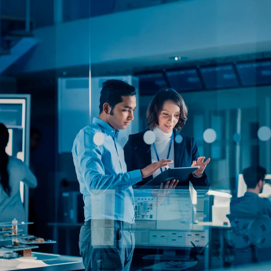 Compañeros debatiendo ante una tablet sobre ciberdefensa y protección de datos frente a los ciberataques