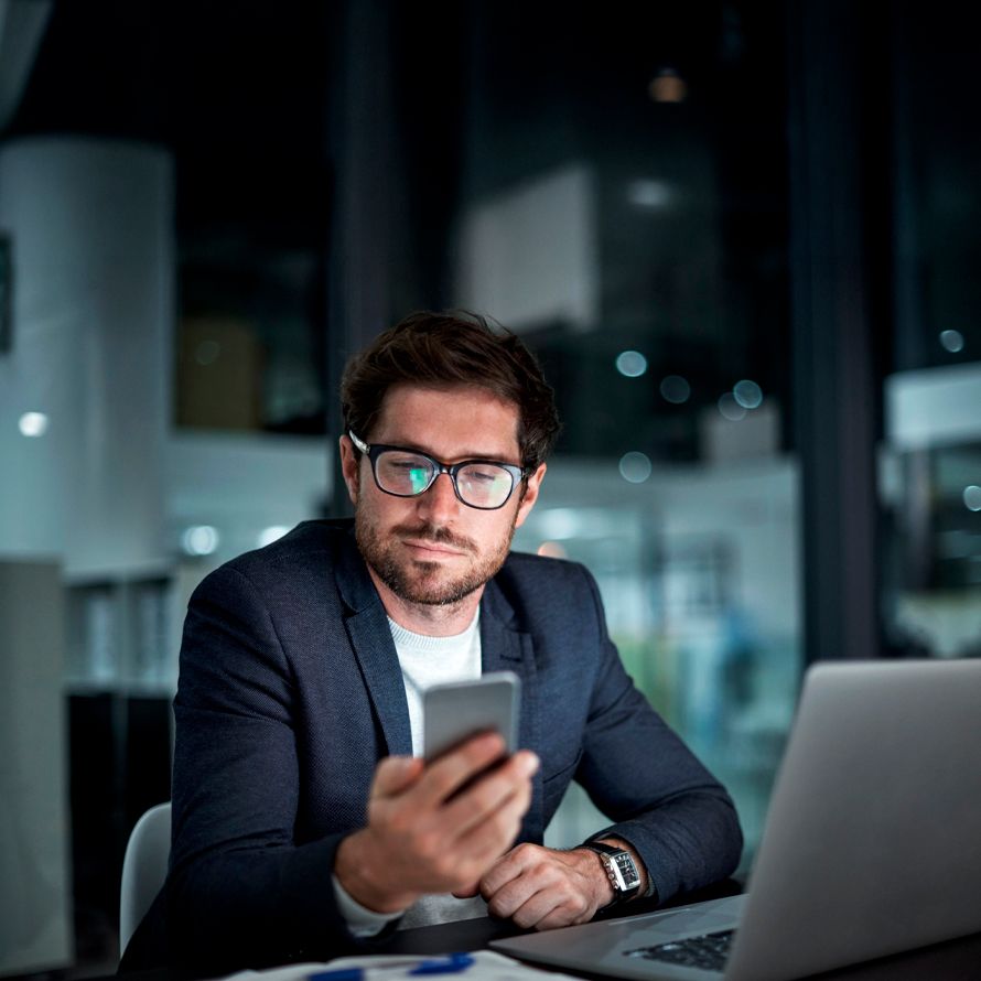 Persona concentrada pensando cómo externalizar su infraestructura y dar el paso al Cloud