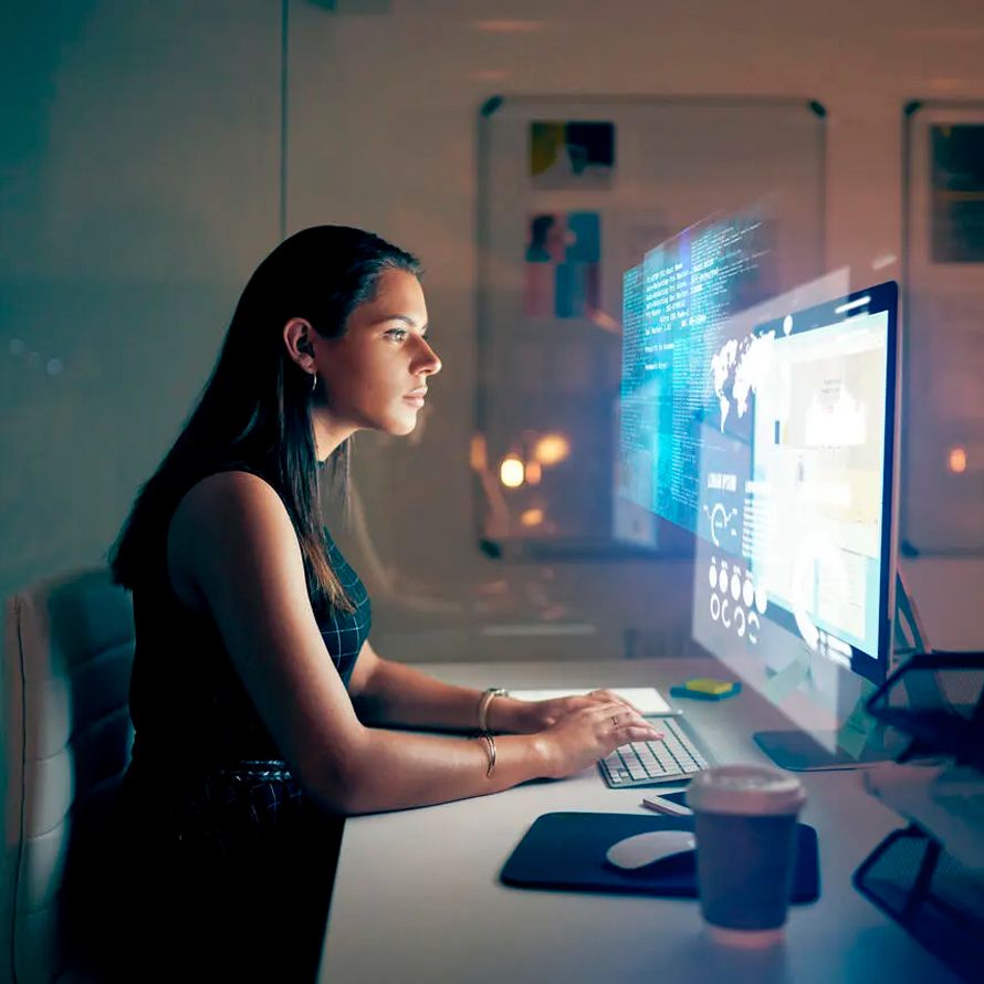 Chica frente una pantalla con gráficos sobre la externalización de los servicios IT de su proyecto